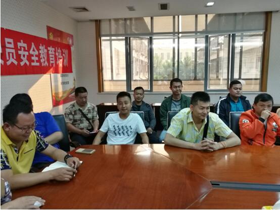 版纳铁塔公司驾驶员吴坤、王冬、刘峰（后排左一、左二、左三）加入清静培训聚会。。。
